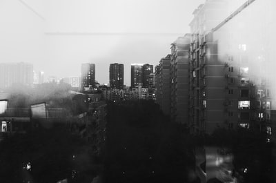 城市建筑物的灰度照片